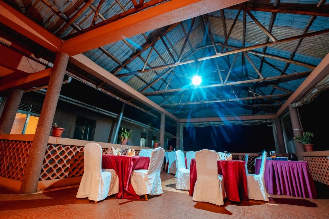 Santa Maria Hotel Entebbe Buitenkant foto