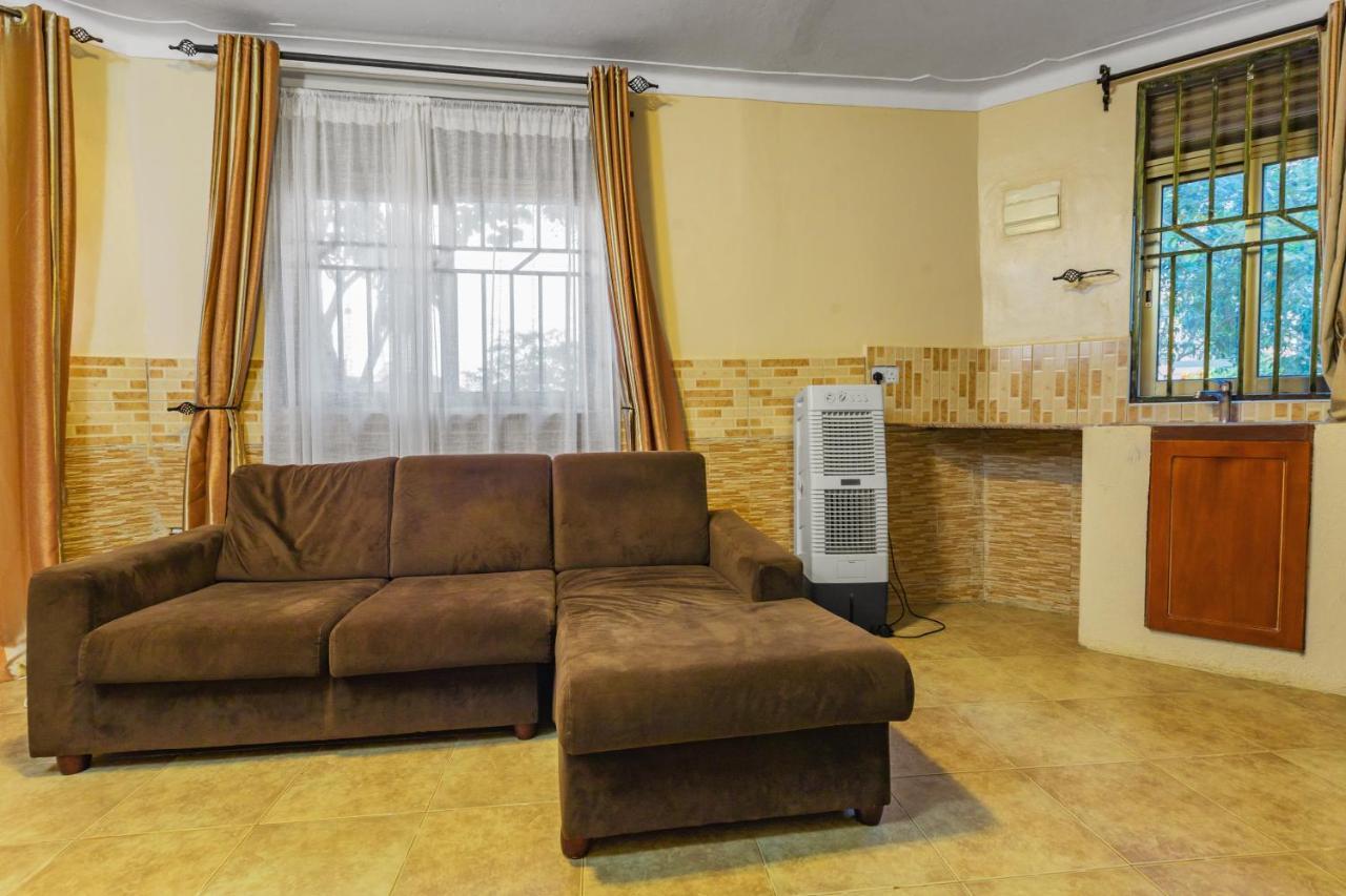Santa Maria Hotel Entebbe Buitenkant foto