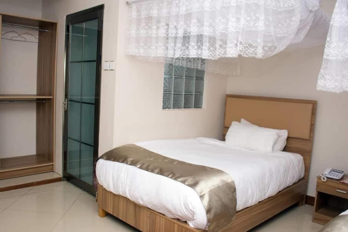 Santa Maria Hotel Entebbe Buitenkant foto
